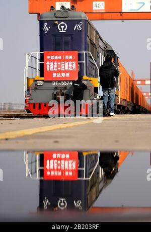 Zhengzhou, Chinas Provinz Henan. Februar 2020. Am Bahnhof Zhengzhou, der zentralchinesischen Provinz Henan, am 28. Februar 2020, kommt ein Frachtzug aus China mit 6.896 Mails an. Der China-Europa-Güterzug aus Hamburg ist der erste Rückzugszug für internationale Mails seit der Wiederherstellung seines Regelbetriebs im November 2018. Kredit: Li An/Xinhua/Alamy Live News Stockfoto