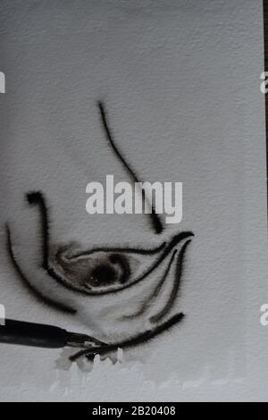 Reihenfolge der Zeichnung mit DIP-Stift in Indien Tinte auf nasses Aquarellpapier mit Tintenverteilung. Stockfoto