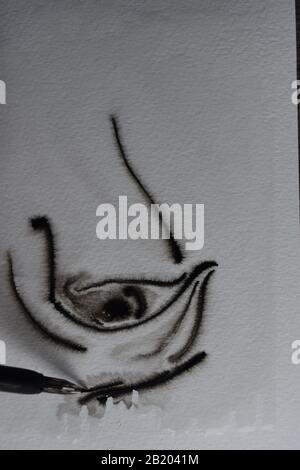 Reihenfolge der Zeichnung mit DIP-Stift in Indien Tinte auf nasses Aquarellpapier mit Tintenverteilung. Stockfoto