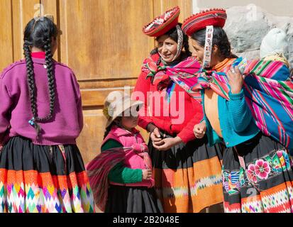 19. Oktober 2012 - Ollantaytambo, Cusco, Peru: Gebürtige peruanische Frauen Und EIN Kleines Mädchen In Traditioneller Kleidung Aus der Region Cusco Stockfoto