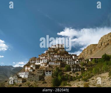 Altes Schlüsselkloster, das am hellen Sommertag in der Nähe von Kaza, Himachal Pradesh, Indien, vom Himalaya tief im Flusstal flankiert wird. Stockfoto