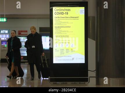 Ein Schild, das Teil der öffentlichen Aufklärungskampagne für COVID-19 (Coronavirus) in der Gepäckhalle von Terminal 2 am Flughafen Dublin ist. Stockfoto