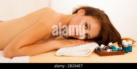 Körperpflege. Spa Körper Massage. Frau, die Massage in der Spa Salon Stockfoto