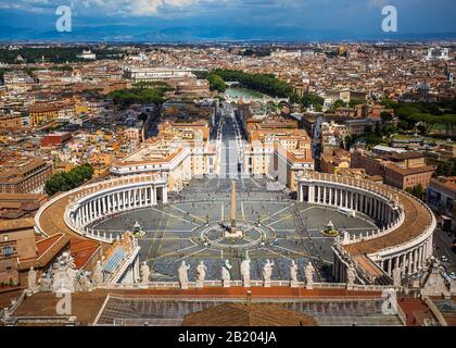 Luftaufnahme von Rom vom Gipfel des Petersdoms an einem sonnigen Tag. Rom, Italien. Stockfoto