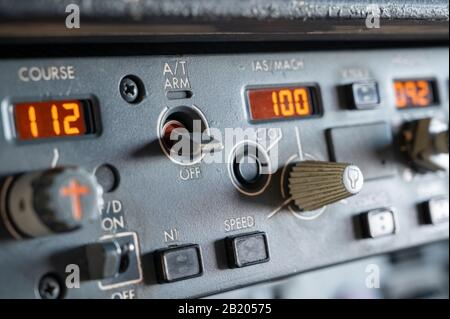 Schalter und Anzeigen auf dem Modus-Bedienfeld des Boeing 737-Flugzeugs Stockfoto