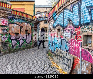 Farbenfrohe, mit Graffiti überzogene Ziegelwand am Eingang zu Freetown Christiania, Kopenhagen, Dänemark Stockfoto