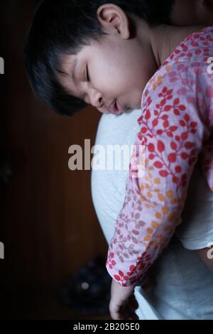 Baby Kind Mädchen schläft auf der Schulter des Vaters Stockfoto