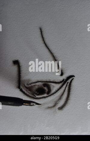 Reihenfolge der Zeichnung mit DIP-Stift in Indien Tinte auf nasses Aquarellpapier mit Tintenverteilung. Stockfoto