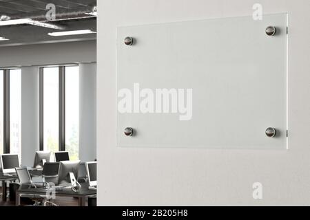 Leere horizontale transparente Glasschilder an der weißen Wand im Büro. Typenschild-Modell. Seitenansicht Stockfoto