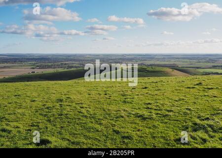 Blick vom Gipfel des Tan Hill mit Blick auf Cliffords Hill, Vale of Pewsey und Salisbury Plain, North Wessex Downs, Wiltshire Stockfoto