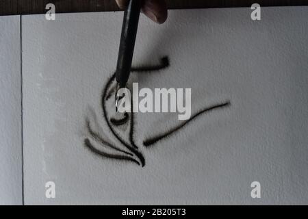 Reihenfolge der Zeichnung mit DIP-Stift in Indien Tinte auf nasses Aquarellpapier mit Tintenverteilung. Stockfoto