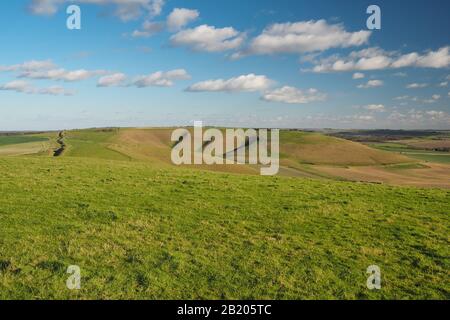 Blick auf Milk Hill, den höchsten Punkt in Wiltshire und über die Vale of Pewsey, vom Gipfel des Tan Hill, North Wessex Downs Stockfoto