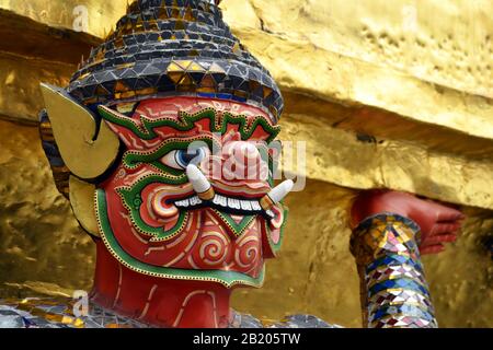 Der große Palast in Bangkok, Thailand. Statue des riesigen Dämonenhüters. Stockfoto