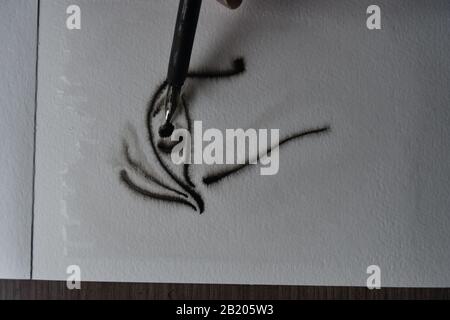 Reihenfolge der Zeichnung mit DIP-Stift in Indien Tinte auf nasses Aquarellpapier mit Tintenverteilung. Stockfoto