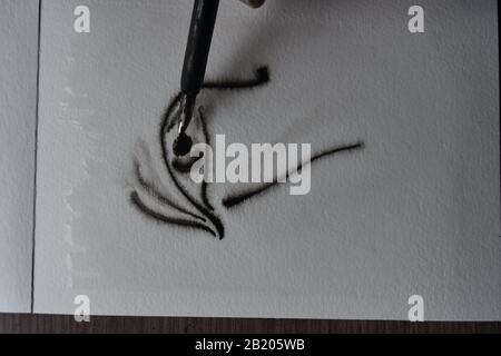 Reihenfolge der Zeichnung mit DIP-Stift in Indien Tinte auf nasses Aquarellpapier mit Tintenverteilung. Stockfoto