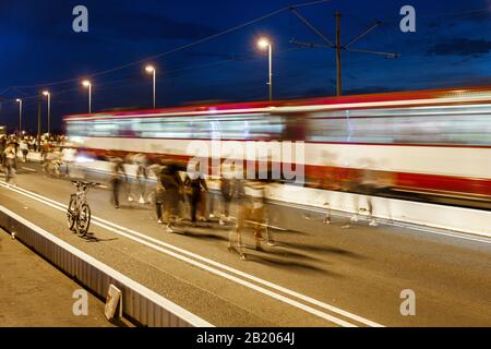 Menschenmassen nach einer Veranstaltung auf einer Rheinbrücke Stockfoto