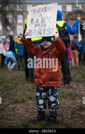 Umweltaktivisten versammeln sich vor dem "Bristol Youth Strike 4 Climate Protest" am College Green in Bristol. Stockfoto
