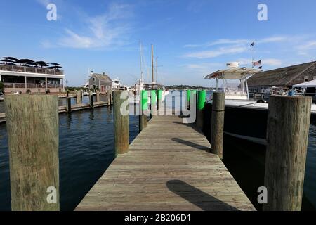 Holzsteg im Hafen auf Martha's Vineyard Stockfoto