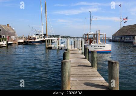 Holzsteg im Hafen auf Martha's Vineyard Stockfoto