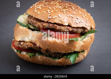 Sesam Hamburger mit Salat und Käse und Gemüse Stockfoto