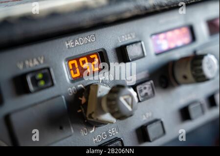 Schalter und Anzeigen auf dem Modus-Bedienfeld des Boeing 737-Flugzeugs Stockfoto