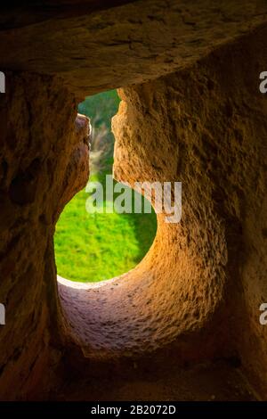 Schlupfloch der Burg. Coca, Provinz Segovia, Castilla Leon, Spanien. Stockfoto