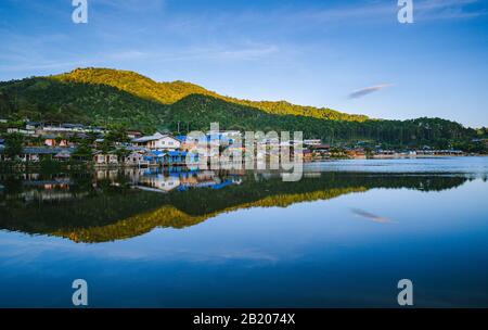 Querformat ein kleines Dorf mitten in den Bergen mit einem großen Fluss und die Stadt in Ban Rak Thai, Mae Hong Son, THAILAND Stockfoto