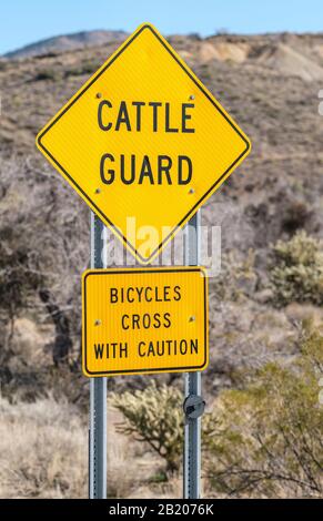 Cattle Guard & Bicycles krassen mit Warnhinweisen auf den Umgang mit Chloride, Arizona, 86431, USA. Stockfoto