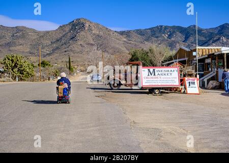 Mobility Roller, der im Zentrum der Wüstenstraße in der Nähe von Store at Chloride, Arizona, 86431, USA fährt. Stockfoto