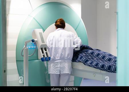 CT- oder MRT-Diagnose in der Klinik, Krankenschwester Bereitet den Patienten auf die Diagnose vor Stockfoto