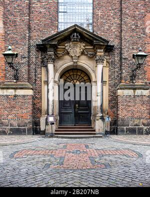 Die Kirche Unseres Erlösers, Vor Frelsers Kirke. Kirche im holländischen Stil im Stil des Barock und Eingang in Christianshavn, Kopenhagen Stockfoto