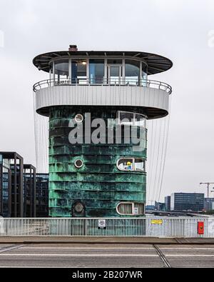 Kontrollturm am Knippelsbro, Knippelbrücke, EINE Baskulebrücke über den Inneren Hafen in Kopenhagen, Dänemark Stockfoto