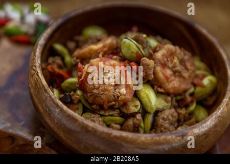 Rühren Gebratene bittere Bohnen (Sator) mit Garnelen in Houten, Es ist ein traditionelles Essen im Süden von Thailand, würzig, stinken Bean, Selektive konzentrieren. Stockfoto