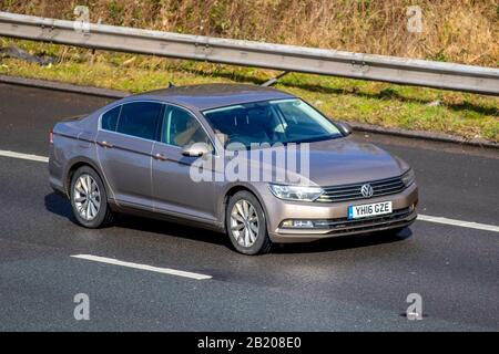 2016 VW Volkswagen Passat SE Business TDI BM Gold; Fahrzeugverkehr, Verkehr, moderne Fahrzeuge, Limousinen, Fahrzeug auf britischen Straßen, Motoren, Autofahren auf der Autobahn M6 Stockfoto