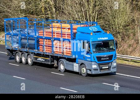 Polypipe Building Products Ltd Lastkraftwagen, Lastkraftwagen, Transport, Lastkraftwagen, Frachtführer, Blue MAN Vehicle, europäische gewerbliche Transportbranche, M61 in Manchester, Großbritannien Stockfoto