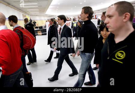 Der schwedische Parteivorsitzende der Demokraten (SD), Jimmy Åkesson (in der Mitte), besuchte die Universität Linköping, um mit dem Journalisten Niklas Orrenius zu diskutieren. Foto Jeppe Gustafsson Stockfoto