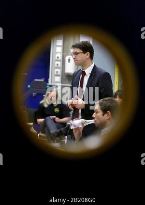 Der schwedische Parteivorsitzende der Demokraten (SD), Jimmy Åkesson (stehend), besuchte die Universität Linköping, um mit dem Journalisten Niklas Orrenius zu diskutieren.Foto Jeppe Gustafsson Stockfoto