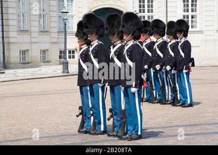 Kopenhagen, DÄNEMARK - 16. Juni 2006. Wachwechsel im Königspalast von Amalienborg, Kopenhagen. Stockfoto