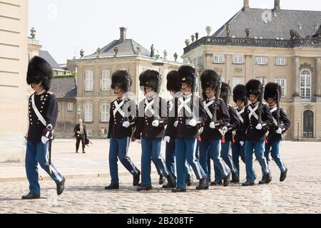 Kopenhagen, DÄNEMARK - 16. Juni 2006. Wachwechsel im Königspalast von Amalienborg, Kopenhagen. Stockfoto