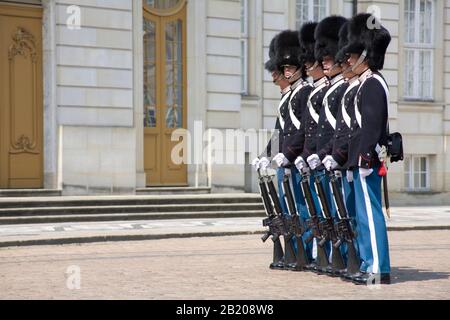 Kopenhagen, DÄNEMARK - 16. Juni 2006. Wachwechsel im Königspalast von Amalienborg, Kopenhagen. Stockfoto