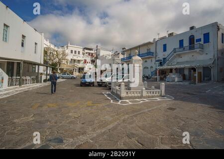 Enge Gepflasterte Straße auf der Insel Mykonos mit traditionellen Architekturgebäuden mit Häusern, Geschäften und Kirchen während einer nicht-touristischen Saison. Stockfoto