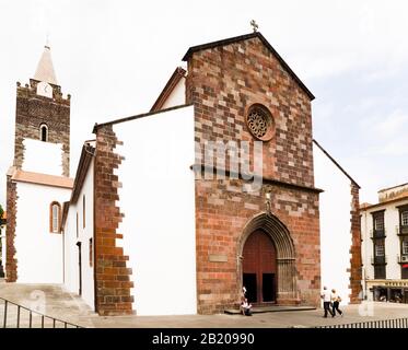 Funchal, MADEIRA - 14. Mai 2008. Eingang und Außenansicht der Kathedrale von Funchal in Se, Madeira Stockfoto