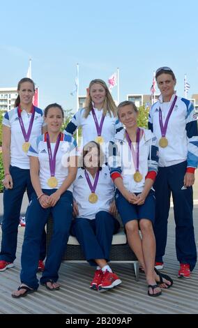 OLYMPISCHES DORF. Stratford, East London, Großbritannien, Beschreibung: GB Rowings Drei Damen Gold Medal Crews/Athletes. GbR W2X, GBR W2- und GBR LW2X. posieren mit ihren Medaillen auf der International Plaza, Olympic Village Crews Hinten links nach rechts Helen GLOVER, Anna WATKINS, Heather Stanning, Front, Left, Sophie HOSKING, Katherine GRAINGER und Kat COPELAND. 2012 Gewinner der GB Rowing Medal. . 09:18:29 Samstag 08.11.2012 [Pflichtgutschrift: Peter Spurrier/Intersport Images] Stockfoto