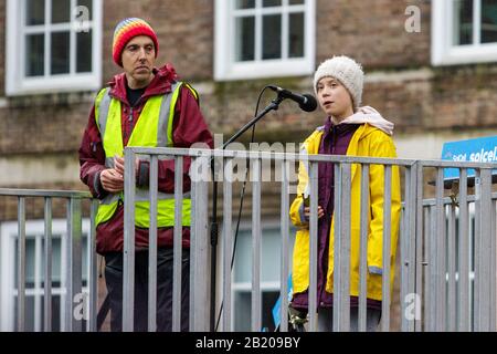 Bristol, Großbritannien, 28. Februar 2020. Die weltbekannte Klimaaktivistin Greta Thunberg ist abgebildet, da sie mit Studenten und Schulkindern aus dem ganzen Vereinigten Königreich bei einer Protestkundgebung zum Thema "Youth Strike 4 Climate" und "march" im Zentrum von Bristol spricht. Ihr Auftritt auf der Veranstaltung lockte Tausende von Menschen aus ganz Großbritannien in die Stadt mit vielen Reisen über große Entfernungen, um nur einen Blick auf Greta zu werfen und ihr Gespräch zu hören. Credit: Lynchpics/Alamy Live News Stockfoto