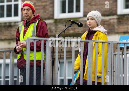 Bristol, Großbritannien, 28. Februar 2020. Die weltbekannte Klimaaktivistin Greta Thunberg ist abgebildet, da sie mit Studenten und Schulkindern aus dem ganzen Vereinigten Königreich bei einer Protestkundgebung zum Thema "Youth Strike 4 Climate" und "march" im Zentrum von Bristol spricht. Ihr Auftritt auf der Veranstaltung lockte Tausende von Menschen aus ganz Großbritannien in die Stadt mit vielen Reisen über große Entfernungen, um nur einen Blick auf Greta zu werfen und ihr Gespräch zu hören. Credit: Lynchpics/Alamy Live News Stockfoto