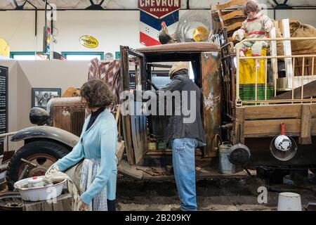 Route 66 Museumsausstellung von Familie und Wagen, Powerhouse Visitor Center, 120 W. Andy Devine Ave, Kingman, AZ 86401 USA Stockfoto