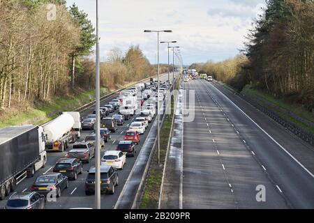 Rettungsdienste schließen die Autobahn, um an einem Verkehrsunfall teilzunehmen, der einen Stau verursacht Stockfoto