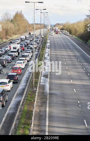 Rettungsdienste schließen die Autobahn, um an einem Verkehrsunfall teilzunehmen, der einen Stau verursacht Stockfoto