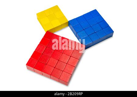 Pythagoreisches Theorem mit bunten Holzwürfeln, Seitenansicht. Satz des Pythagoras. Verhältnis der Seiten eines rechten Dreiecks. Stockfoto