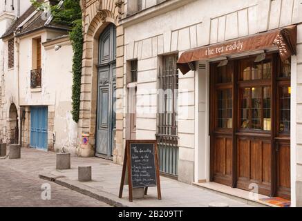 Paris, FRANKREICH - 09. Mai 2009. Straßenszene mit Teeshop-Café in der Rue St Julien le Pauvre, Paris, Frankreich Stockfoto